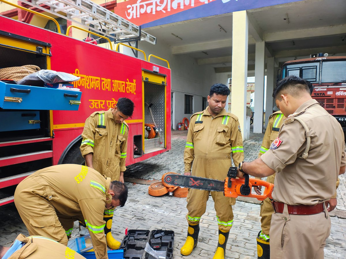 kannaujfire's tweet photo. DG F&amp;Es महोदय के आदेश के अनुपालन में प्रभारी फायर स्टेशन कन्नौज द्वारा दिनांक 10.07.2026 को फायर स्टेशन पर समस्त कर्मचारियो के साथ अग्निशामक/रेस्क्यू उपकरणों के प्रयोग का प्रशिक्षण प्रदान कराया गया।
@fireserviceup https://t.co/G52vrQD5t7