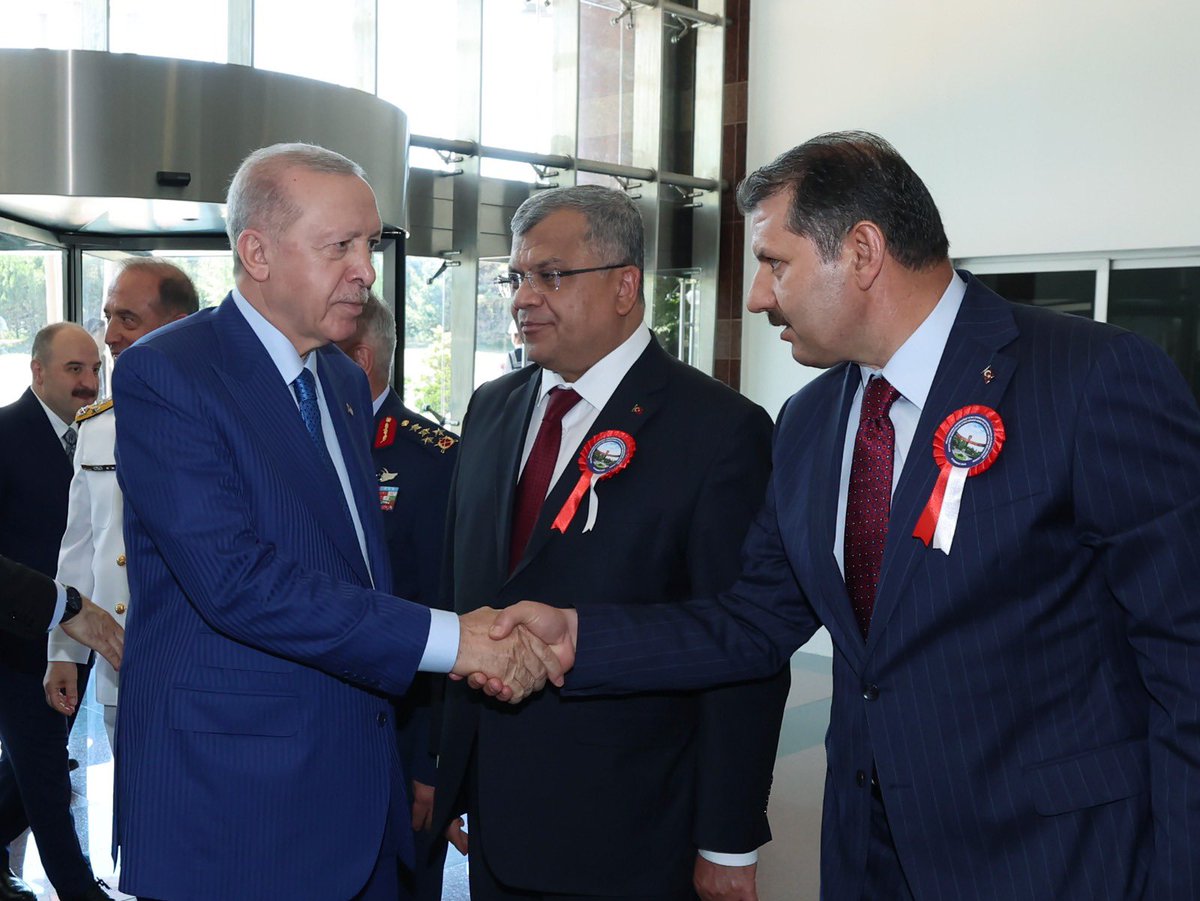 valisalihayhan's tweet photo. Cumhurbaşkanımız Sayın @RTErdogan ’ın teşrifleriyle, Millî Savunma Üniversitemizin Komuta ve Kurmay Eğitimi Mezuniyet Töreni gerçekleştirildi.

Bugün mezun olan her bir kurmay subayımız; bilgi, disiplin ve vatan sevgisiyle Türk Silahlı Kuvvetlerimizin geleceğine güç katacak önemli bir sorumluluğu omuzlamaktadır.

Mezun olan personelimizi gönülden tebrik ediyor; görevlerinde üstün başarılar, ülkemize ve milletimize hayırlı hizmetler diliyorum. 🇹🇷🇹🇷