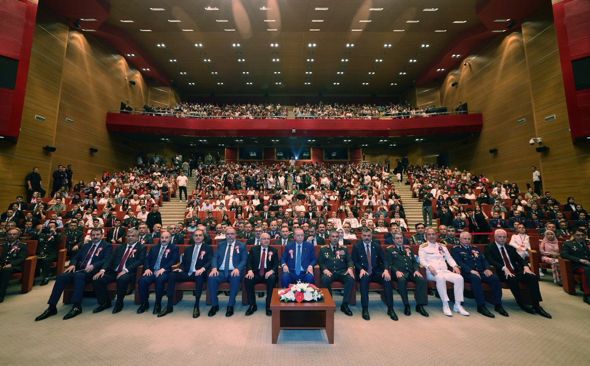 valisalihayhan's tweet photo. Cumhurbaşkanımız Sayın @RTErdogan ’ın teşrifleriyle, Millî Savunma Üniversitemizin Komuta ve Kurmay Eğitimi Mezuniyet Töreni gerçekleştirildi.

Bugün mezun olan her bir kurmay subayımız; bilgi, disiplin ve vatan sevgisiyle Türk Silahlı Kuvvetlerimizin geleceğine güç katacak önemli bir sorumluluğu omuzlamaktadır.

Mezun olan personelimizi gönülden tebrik ediyor; görevlerinde üstün başarılar, ülkemize ve milletimize hayırlı hizmetler diliyorum. 🇹🇷🇹🇷