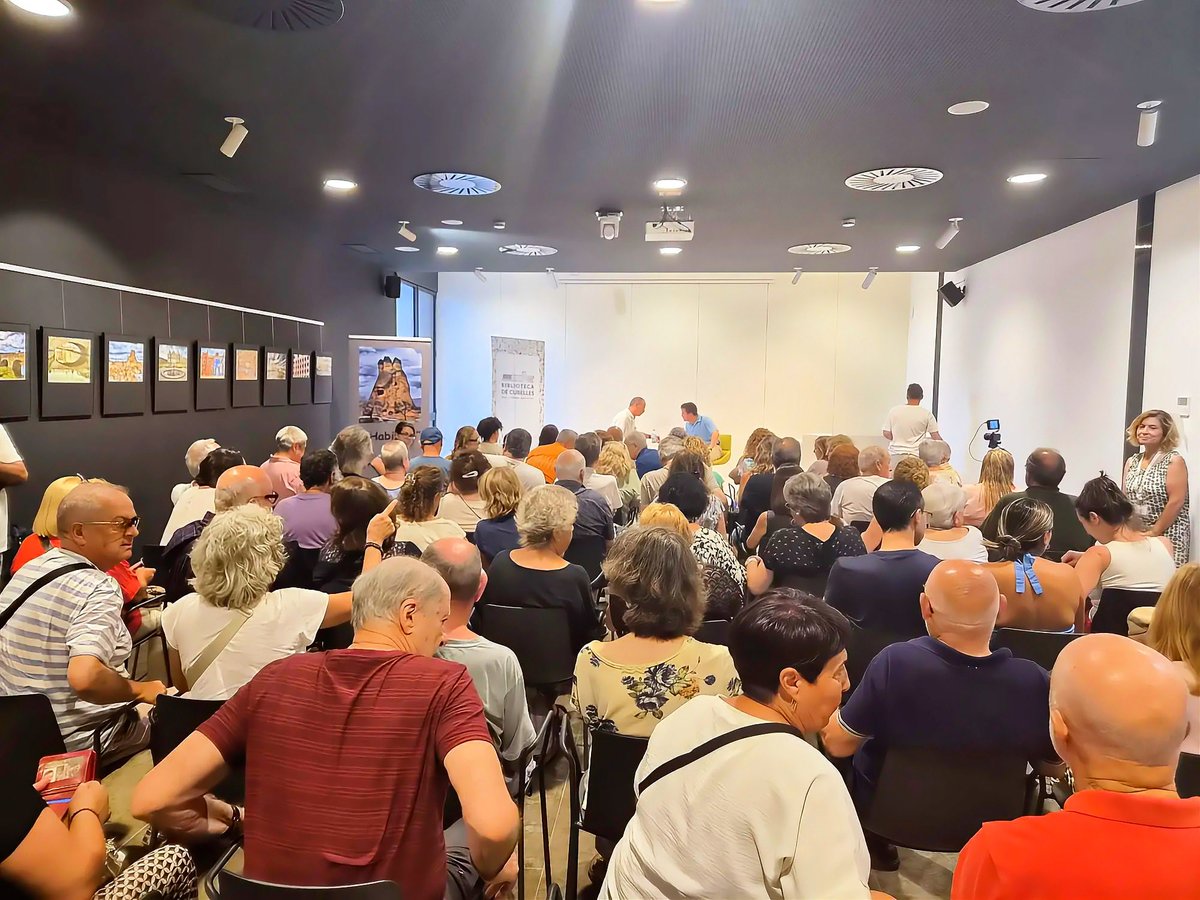 RobertMonzonis's tweet photo. Gràcies a tothom qui ens ha acompanyat omplint la sala de la Biblioteca de #Cubelles en aquesta especial presentació del llibre 📙 Anatomia de l’esperança, del Dr. Francesc Torralba, mestre i referent per molts! @f_torralba  #esperança #filosofia https://t.co/mCJocjmR6f