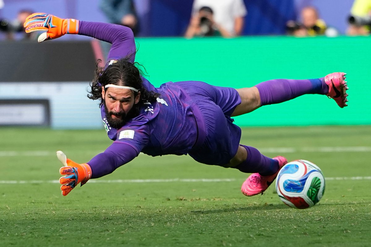 MDosGuardaRedes's tweet photo. Reconhecer. 🔋

Alisson Becker gerou dúvidas na baliza do Brasil por entrar no Mundial diretamente após lesão. Abriu a prova precipitado no primeiro jogo (1-1 V Marrocos), virou a página, teve um desempenho positivo e... https://t.co/fv61ByhOPx