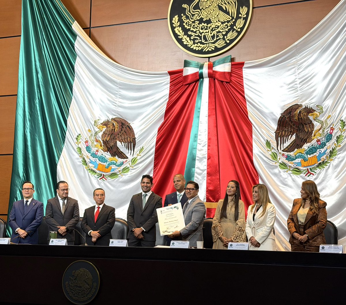 MoisesMolina's tweet photo. Recibo con mucha emoción y gratitud este reconocimiento. 
Me compromete, como he dicho a quienes me han felicitado, a seguir trabajando y estudiando duro. 
Gracias al @CONAPMexico y a la @Mx_Diputados, en especial a @JavierHerreraMx por su consideración e inmerecida distinción. https://t.co/6U6KCm5SLc