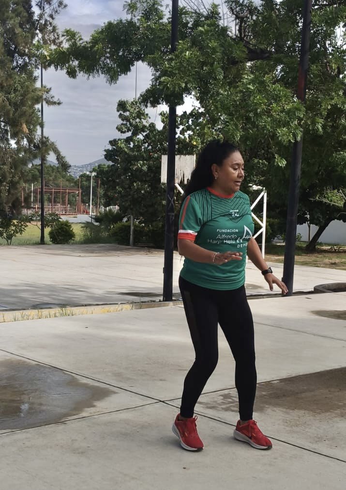 S50092Elizabeth's tweet photo. 🚦🚦semáforo deportivo🚦🚦
Seguios promoviendo la activación física en la poblacion Oaxaqueña. 
Ex Hacienda Deportiva El Rosario 📿 San Sebastián Tutla 
Promotora Deportiva 
Elizabeth Santiago Villalobos 
@FundacionAHHO 
@FAHHdeporte 
@alfredoharphelu 
@SanVillalobo_S https://t.co/qpPB49u7zP