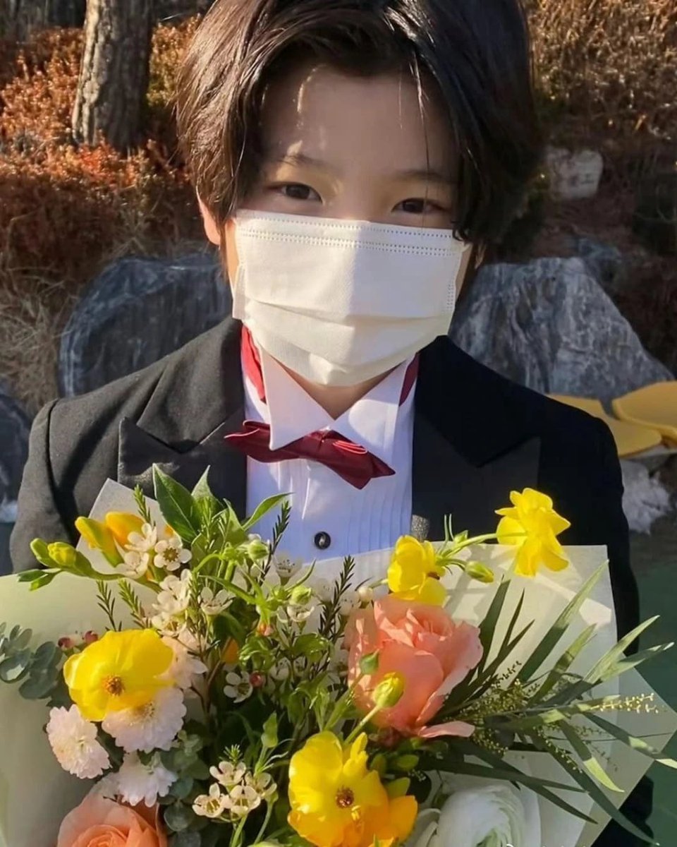 loousdeline's tweet photo. and in case you haven’t seen this, litol jju learned sign language to perform on his graduation 🥹🫳🏼 https://t.co/ALy0LCkfSf