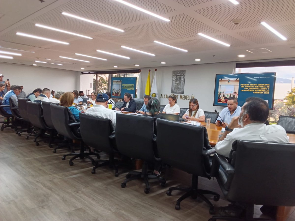 conpazmed's tweet photo. En la primera plenaria del #CONPAZ, con el alcalde, la sociedad civil presentรณ la propuesta #Paces para fortalecer la construcciรณn de paz en las comunas.
Esperamos contar con el apoyo de las secretarรญas y de quienes integran el Consejo para hacerla realidad. https://t.co/lGwQh6jaDH