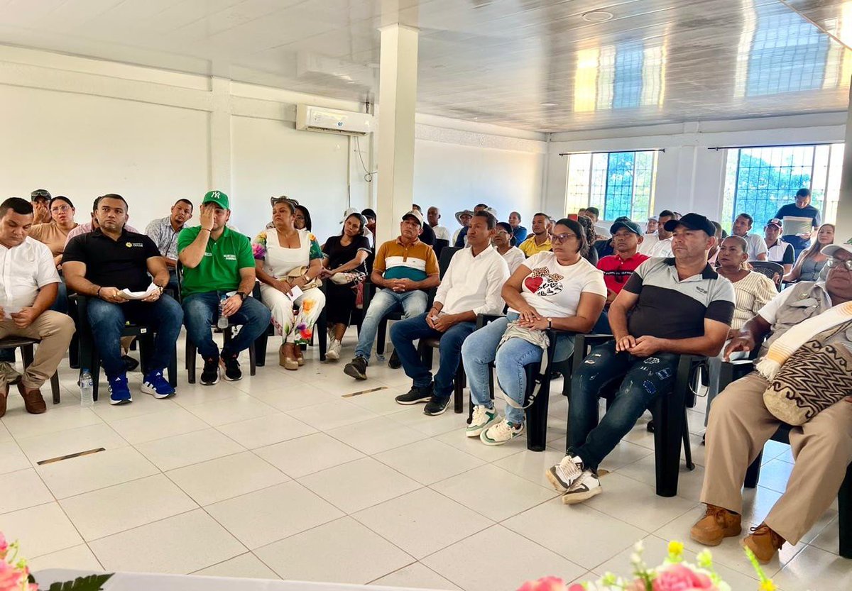 GobdelCesar's tweet photo. ¡Seguimos en los territorios, esta vez en Astrea!

Desde la Secretaría de Gobierno Departamental, fueron entregados, por el secretario Eduardo Esquivel, 50 autos de reconocimiento a igual presidentes de Juntas de Acción Comunal.

En este municipio se han ejecutado 30 proyectos de convenios solidarios con las JAC, por lo que autoridades municipales y comunidad ratifican que esta estrategia fortalece el apoyo comunal.

Seguimos en marcha imparable.