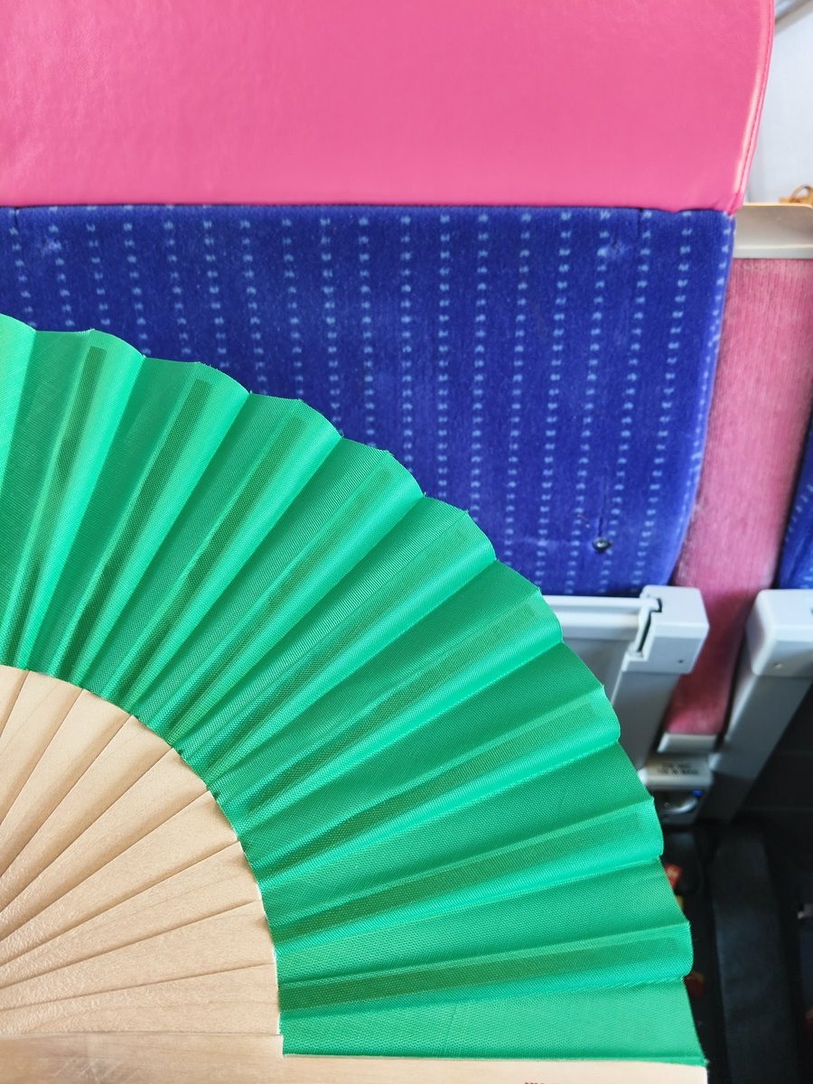 CrisGArroyo's tweet photo. @OUIGO @OUIGO_Es ya que lleváis los trenes (Sevilla-Madrid de las 17.35h) sin aire podíais repartir agua o abanicos que lleváis a los pasajeros casi al borde del colapso por calor. Tremendo lo de los trenes, si no por una cosa por otra! https://t.co/6JoqI0qAqm