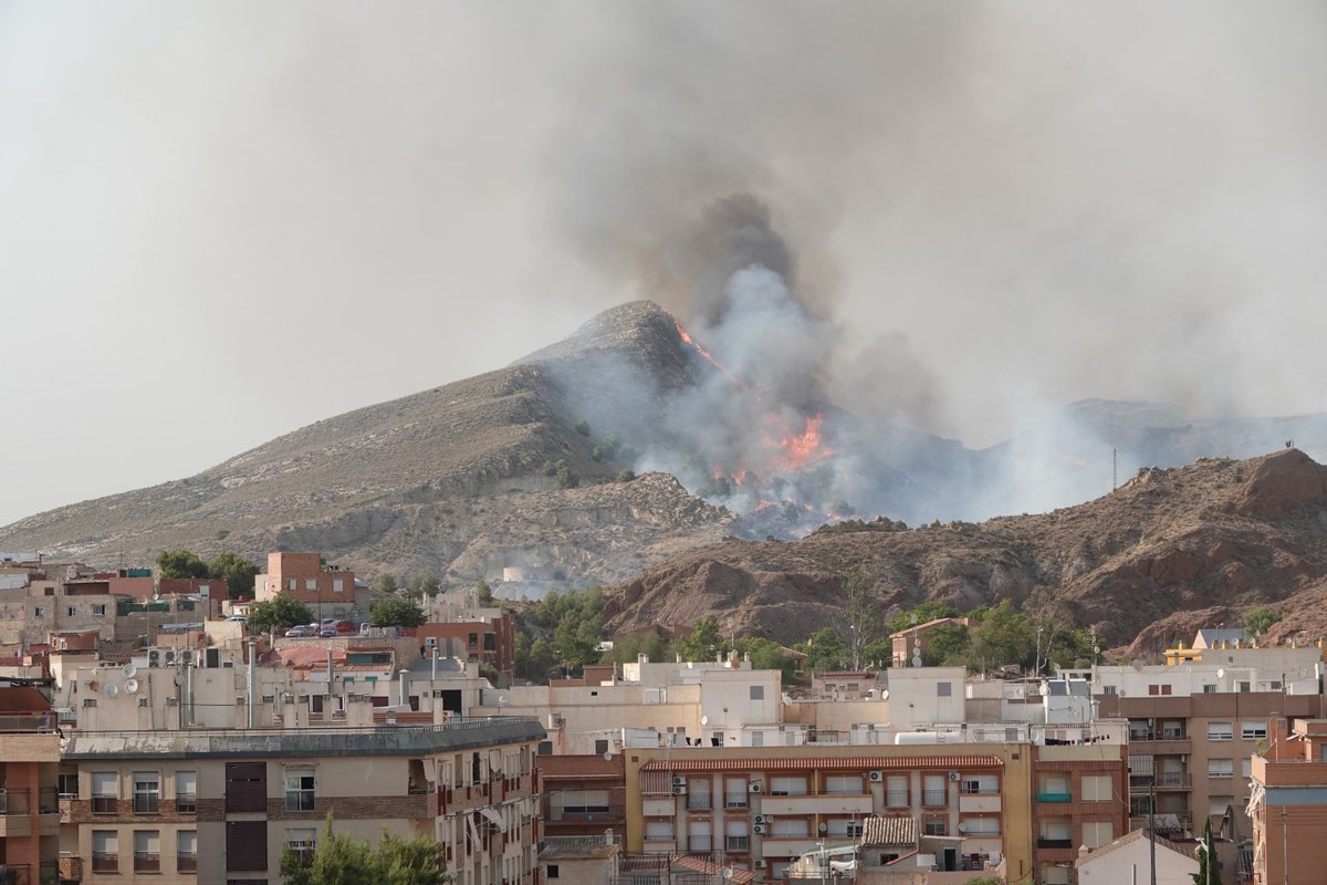 ORMurcia's tweet photo. 🚨 Incendio forestal en la diputación de Río en Lorca

El fuego se ha declarado sobre las 17:37 h junto al antiguo Matadero y se ha propagado por terrenos agrícolas abandonados. Trabajan en su extinción brigadas forestales de Lorca, Zarcilla y Totana, la brigada helitransportada, bomberos del CEIS y tres helicópteros, incluido el ACOVI. 🚁🔥 #Infomur