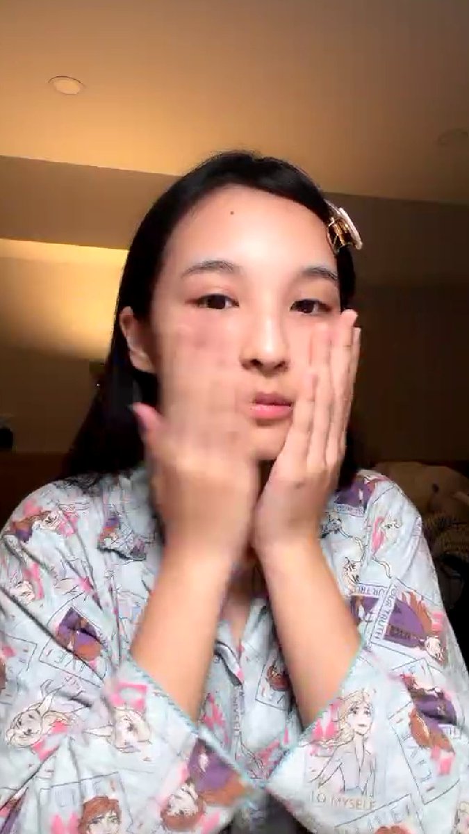 Kuroishi1003's tweet photo. 🐶Rekap Live Janry BNK48 – 09 Juli 2026 🐹
#Rekap48TH #JanryBNK48 #BNK48
Orig: https://t.co/t7VEU28gxw
#iAM48Application
- Awalnya dia ngomong mau live 25 menit sebelum tidur. Terus dia buru-buru ralat, jadinya cuma mau 15 menit sebelum tidur
- Janry: apa malah 5 menit sebelum tidur aja ya? Hehe enggak deng, boong
- Dia bilang lagi kalau live hari ini beneran cuma bakal 15 menit aja. Dia sampe niat mau pasang timer biar waktunya pas. Tujuan utama dia live tuh buat ngasih liat skincare routine dia ke penonton
- Dia bilang mau mulai step pertamanya pake toner. Janry ngerasa mukanya langsung dapet feel bening dan glowing
- Dia ngerasa kocak sendiri soalnya gayanya udah persis kayak anak kecil yang lagi nge-review mainan. Ngingetin kalau beneran penting banget buat bersihin sisa makeup terutama kalau habis pake maskara seharian penuh. Kalau bersihinnya nggak bersih, suka ada sisa-sisa kotoran numpuk di pinggiran mata
- Janry bilang sisa maskara itu suka bentuknya berserat atau bergaris gitu pas ditarik. Dia ngaku emang agak jorok sih kalau dibayangin. Tapi pas berhasil ditarik dan dibersihin, rasanya tuh satisfyingalias lega banget
- Selesai pake toner, dia bilang mukanya kerasa seger banget. Dia bilang skincare yang dia pake ini bagus banget. Dia ngeshare trik skincare yang dia sama temennya sering lakuin
- Dia ngingetin kalau abis pake toner, mukanya harus didiemin bentar biar meresap. Kalau mukanya masih basah tapi udah ditimpa skincare lain, hasilnya bakal jelek. Nanti skincare-nya malah jadi menggumpal atau jadi daki (pilling)
- Dia cerita urutan aslinya, biasanya dia pasti cuci muka dulu sebelum mulai semua ini
- Dia tiba-tiba ngelucu pas ngebahas umur. Dia jawab umurnya "1 tahun" sambil bercanda
- Terus dia nunggu lagi biar skincare-nya bener-bener kering di muka. Kalau lagi ada jerawat, dia bilang bakal pake obat totol jerawat secukupnya aja
- Dia belum terlalu kenal banyak lagu, paling mentok cuma tau yang lagi hits aja.
- Janry muji mukanya sendiri yang kelihatan glowbanget malam itu. Kalau kulit lagi bagus, dia ngerasa nilainya bisa "10/10". Baru nyadar kalau dia lupa belum pake lip balm
- Dia nanya ke penonton, bagusnya rambutnya digerai apa diikat ya.
- Dia sempet nyinggung sedikit soal asal-usul dari mana namanya itu berasal.
- Info kalau dia baru aja nge-post video baru di TikTok. Janry nyuruh para viwernya buat mampir dan nonton tiktok barunya itu
- Setelah nunggu lumayan lama, mukanya udah cukup kering buat step skincare selanjutnya. Dia lanjut ngolesin krim berikutnya ke wajah
- Dia ngerespon santai aja dan milih buat lanjut skincare-an. Ngingetin penonton buat ngecek IG Story-nya juga
- Masuk ke step yang paling terakhir dari rutinitas malamnya. Step terakhirnya itu ternyata pake serum bulu mata (eyelash serum). Dia muji banget serum bulu mata ini karena beneran ngefek di dia. Serum itu bikin bulu matanya jadi lebih kuat dan berasa makin panjang
- Dia deketin mukanya ke kamera buat mamerin bulu matanya biar penonton bisa liat buktinya
- Janry jujur ngaku kalau alasan utama dia nge-live malam itu sebenernya cuma pengen nyanyi-nyanyi aja. Tapi karena nggak ada yang dengerin dia nyanyi, jadinya dia sekalian skincare-an deh.
- Dia nyobain satu produk yang kata orang-orang sih bagus, tapi dia ngerasa agak aneh pas nempel di mukanya. Terakhir, dia ngucapin makasih buat yang udah mau nemenin dia ngomel dan nontonin dia skincare-an, terus cao tidur
