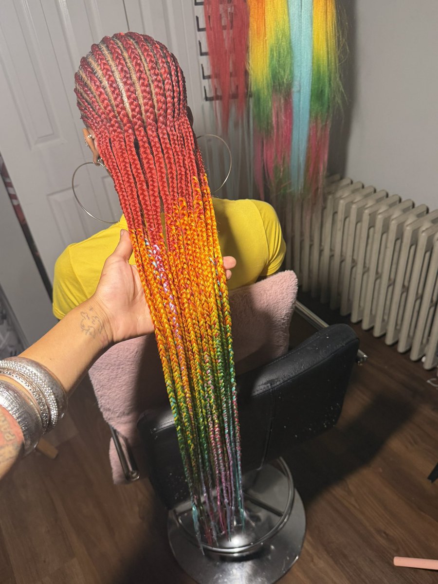 pusscassooo's tweet photo. Rainbow braids by @diortashelle 👩🏾‍🎨 https://t.co/a6qfoxvUzQ