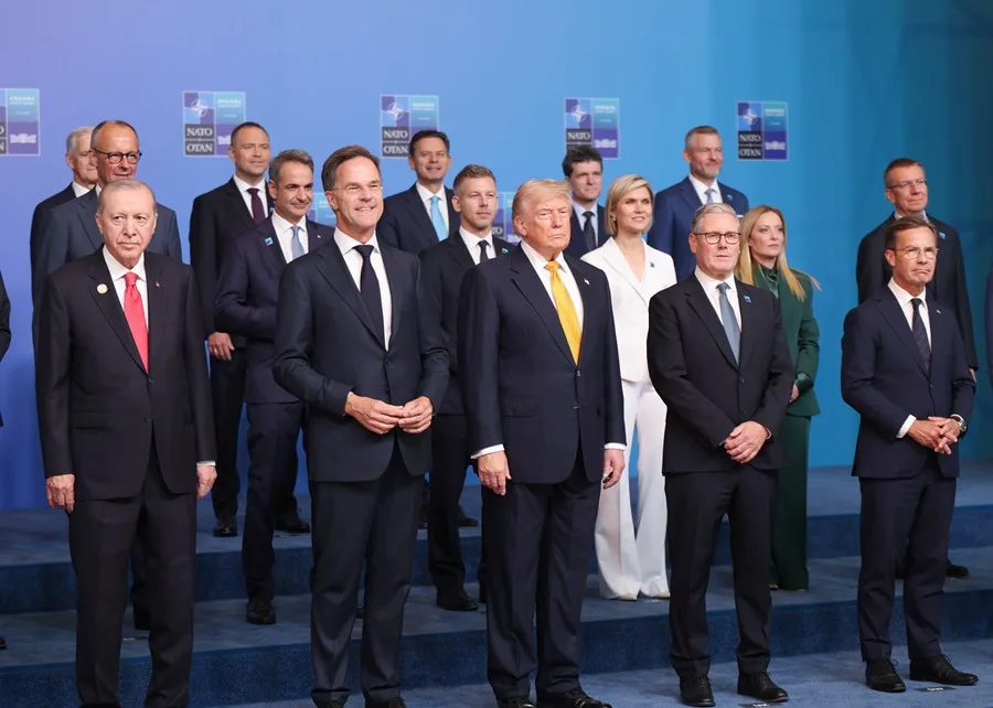 nachomdeo's tweet photo. Los países de la OTAN aprobaron en la Cumbre de Ankara un paquete de ayuda para Ucrania de U$S 82.000 millones. 
De ellos, U$S 35.000 millones provienen de los fondos que la Unión Europea ya había dispuesto mediante su programa de préstamos para defensa.
Los otros U$S 47.000 millones serán aportados a través de acuerdos bilaterales directos entre los países aliados y Kiyv.
No debe confundirse con la asistencia previa por € 90.000 millones de la UE. Estos fondos nuevos son un respaldo de los miembros europeos de la OTAN mas al agregado de Canadá. 
EEUU no aportará dinero y su rol será de vendedor de armas mediante el PURL, aunque de una parte del total de la ayuda a Ucrania. Es probable que el suministro de Patriot sea pagado entonces por los socios de la Alianza que decidieron sostener el apoyo militar.
Con este respaldo financiero y militar, Ucrania se asegura sostener el flujo de armamento y entrenamiento hasta los meses finales de 2027.
El monto de la asistencia a Ucrania equivale al 55% del gasto miltar ruso y casi equipara el presupuesto de defensa ucraniano de U$S 84.100 millones para el año 2026