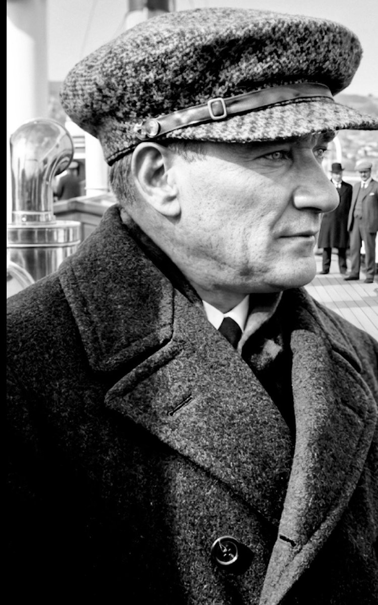 vatan9007's tweet photo. MUSTAFA KEMAL ATATÜRK’ÜN 
Pek bilinmeyen, gündelik yaşamına ve entelektüel kişiliğine dair 10 ilginç özelliği şunlardır:

1-
Geometri Kitabı Yazdı: Matematik en sevdiği derslerdendi.
Ömrünün son dönemlerinde liseler için bizzat bir Geometri  kitabı kaleme almış; 
üçgen, açı ve dörtgen gibi terimlerin günümüzdeki Türkçe karşılıklarını türetmiştir. 

2-
"ATA" Hitabından Hoşlanmazdı: 
Soyadı Kanunu sonrası "ATATÜRK" soyadını severek kabul etmiş, ancak kendisine "ATA" diye hitap edilmesinden kesinlikle hoşlanmamıştır. 

3-
Başucu Kitabı Çalıkuşu'ydu:
Binlerce kitaptan oluşan geniş bir kütüphanesi vardı. Cepheye giderken dahi yanından ayırmadığı başucu kitabı,
REŞAT NURİ GÜNTEKİN'in ÇALIKUŞU romanıydı. 

4-
Dünya Turu Hayali: Ömrü yetseydi dünyayı gezmek, yabancı ülkelerdeki Türkoloji ve tarih çalışmalarını yerinde inceleyerek bir dünya turuna çıkmak en büyük hayaliydi. 

5-
En Sevdiği Yemek: Manastır Askeri Lisesi yıllarından kalan bir alışkanlıkla, hayatı boyunca en sevdiği yemek kuru fasulye ve pilav olmuştur. Tatlılarla pek arası yoktu, canı tatlı istediğinde nadiren gül reçeli tüketirdi. 

6-
Lacivert Giymezdi: Gardırobunda lacivert renkli bir takım elbise bulunmazdı. Genellikle beyaz, krem ve bej tonlarında açık renk gömlekler giymeyi tercih ederdi. 

7-
Dil Merakı:
Askeri lisede başlayan yabancı dil merakıyla Fransızcayı çok iyi seviyede öğrenmiştir. Ayrıca...
İngilizce,
Rusça 
ve 
Arapça dillerine de ilgi duymuş, bu dillerde kendini geliştirmiştir. 

8-
Köpeği "Fox": Hayvanları çok severdi. "Fox" adını verdiği köpeği en sadık dostlarından biriydi ve pek çok gezisinde yanındaydı. 

9-
Kıyafet Tasarımları: Askeri ve sivil kıyafetlerinin birçoğunu kendi zevkine göre bizzat kendisi tasarlamış, devrimler sürecinde kılık kıyafet konusundaki yeniliklere öncü olmuştur. 

10-
Müzik Zevki:
Klasik Batı müziğinin yanı sıra Türk sanat müziğine de çok değer verirdi.
Vardar Ovası,
Yanık Ömer 
ve 
Çökertme
Türkülerini dinlemekten büyük keyif alırdı...!!!