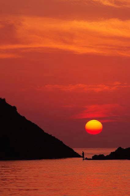 hadj_guermat's tweet photo. Un spectacle inédits de ce coucher de soleil à tipaza, sublime cliché 🌍🇩🇿🌜💥 https://t.co/l29jcMnlh6