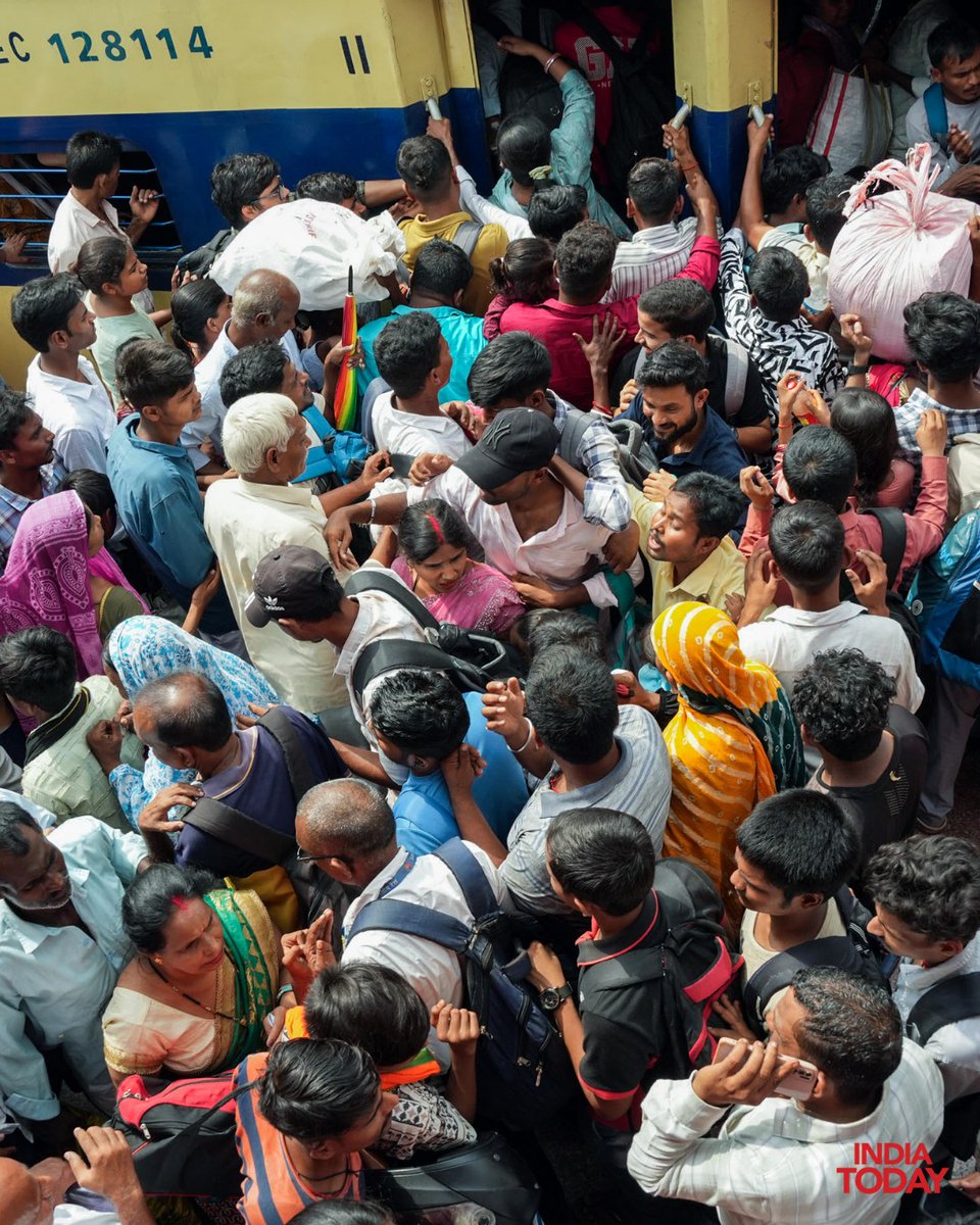 IndiaToday's tweet photo. People gather at Patna railway station after services on the Gaya–Patna rail section were disrupted as thieves allegedly cut and stole OHE wire.
#Bihar #IndianRailways #Patna #TrainServices #RailNews #ITPhotoblog https://t.co/n3AG8soTdg