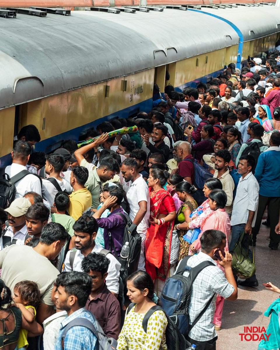 IndiaToday's tweet photo. People gather at Patna railway station after services on the Gaya–Patna rail section were disrupted as thieves allegedly cut and stole OHE wire.
#Bihar #IndianRailways #Patna #TrainServices #RailNews #ITPhotoblog https://t.co/n3AG8soTdg