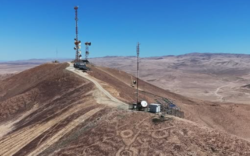 huichalaf's tweet photo. Puedo estar de acuerdo en que exista una revisión y probable simplificación en trámites de instalación de infraestructura de telecomunicaciones (la llamada "permisología"), pero de ninguna forma podemos dejar a privados la decisión sin control.

La destrucción y daños en geoglifos de más de mil años ubicados en el sector de La Encañada, en la comuna de María Elena, Región de Antofagasta, no tiene ninguna justificación.

La @subtel_chile debería tomar mayores cartas en el asunto para que nunca más ocurran este tipo de perjuicios.