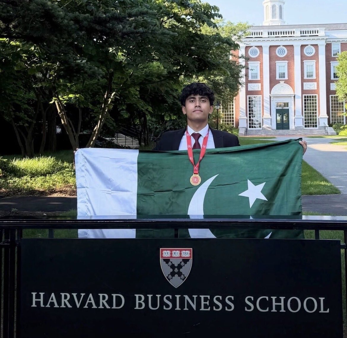Huk06's tweet photo. Check out this legend! Jayant Kumar, has been crowned Global Champion at the Harvard Crimson Business Competition (HCBC), one of the most prestigious pre-college business competitions in the world judged by C-suite executives from Fortune 500 companies. Competing against more than 1,000 teams from around the world, most fielding teams of up to four members, Jayant from Karachi Grammar School competed entirely solo and made history as the first Pakistani student to ever qualify for the Global Final of this competition. Then he went all the way and won it!