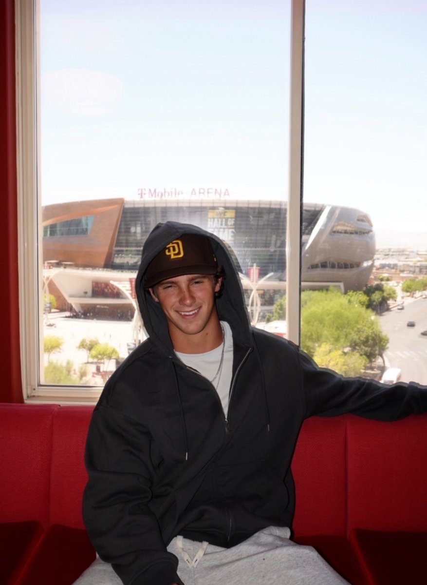calebbmcdaniell's tweet photo. Day 1 in sin city https://t.co/ijgbXi32IK
