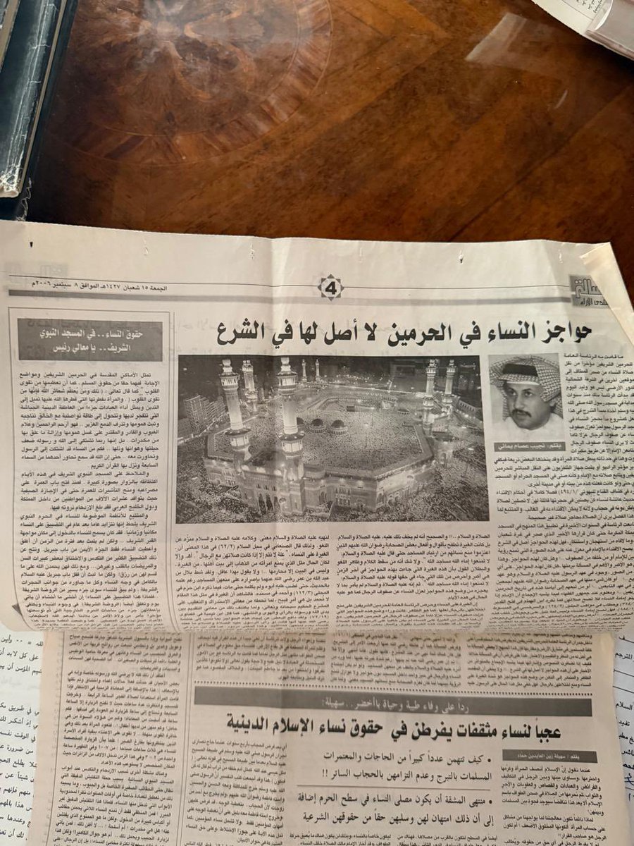 massaaed's tweet photo. #بروفايل_ثقافي | محمد الساعد 

الكاتب السعودي "نجيب يماني" .. كاتب برتبة فقيه !! 
—
لم تكن الكتابة عند الكاتب و المثقف نجيب يماني رحلة صحفية فحسب، بل كانت رحلة فكرية أقرب إلى محاولة جادة للاقتراب من أكثر المساحات التهابا في الساحة السعودية والعربية وتفكيكها، وتقديم وجهات نظر مختلفة عنها.

يُعرف نجيب في وسطه الصحفي بأنه مثقف أقرب للفقهاء منه للكتاب؛ ففي المجال الذي التفت اليه مبكراً كان يصعب إيجاد "مفكر وفقيه" يكتب بلغة صحفية قادر على النظر للأمور الفقهية من زوايا صحفية، إلا أن نجيب جمع بين تلك المهارات.

 ركزت كتاباته حول الشؤون الفكرية والثقافية والاجتماعية، إلى جانب قراءاته في التراث الإنساني ومواكبة لقضايا العصر بأسلوب يجمع بين العمق الفلسفي والتبسيط اللغوي.

• أبرز مراحله الكتابية.

مرحلة التكوين والاهتمام الاجتماعي:
ركز منذ بداياته على نقد الظواهر المجتمعية، ومناقشة قضايا الوعي العام.

مرحلة النضج الفكري والتحليل التراثي:
توسع خطه الكتابي ليشمل قراءة النصوص التراثية، وإعادة تقديم الحكايات والمواقف التاريخية مثل مواقف الأئمة والفقهاء من بعض القضايا الجدلية، برؤية معاصرة.

مرحلة الموازنة بين العصرنة والإنسانية:
ركز فيها نجيب يماني على مقارعة القضايا المتكدسة في العقل الجمعي دون ان تفكيك او مراجعة. 

ولد نجيب يماني في مكة المكرمة، ودرس الاقتصاد والعلوم والسياسة في جامعة القاهرة، ثم حصل على درجة الماجستير في العلوم الادارية من جامعة سان دييجو بالولايات المتحدة الأمريكية.
 
ولعل الكثير من القراء يتذكرون 
أن أول موضوع رأي نشره في صحيفة عكاظ العام ١٩٨٥م، كان مقالاً اثار جدلاً واسعاً جداً في حينه، بعنوان: "جواز كشف المرأة وجهها"، وجاء رداً على الكاتب الإسلامي " المكي" محمد صالح جمال -رحمه الله-، حمل توجها مختلفا عن الفكر السائد حينها. 

لم يكن ذلك المقال ممراً سهلاً لاستمراره في الكتابة في عكاظ، بعدما اثار الجدل، اذ كتب بعد ذلك في صحف البلاد والندوة والوطن والمدينة.

لم يتوقف عن معاركه الفكرية، اذ كتب في صحيفة الأهرام المصرية رداً على واعظ ازهري، أثارت أيضا جدلاً كبيراً، وعلى إثرها أوقف عن الكتابة في صحيفة الأهرام. 
كان نجيب يماني من أوائل من انتقد  ما عرف بـ ظاهرة الصحوة، ودعا إلى ضرورة نقدها، وذلك في مقال نشرته صحيفة المدينة العام ١٤٢٥هـ.
 
تلك المقالات الجدلية والجماهيرية دفعت رئيس تحرير عكاظ الدكتور هاشم عبده هاشم إلى مطالبته بالتفرغ للكتابة في عكاظ، وعدم النشر في أي صحيفة اخرى.

 استمرت رحلة نجيب يماني الفكرية في صحيفة عكاظ، وكتب خلالها مئات المقالات، ركز معظمها على المسائل الخلافية في الفقه الاسلامي،  بجانب عدد من القضايا الاجتماعية.
 
ومن أشهر مقالاته وأكثرها  اثارة  للجدل:
 "تقبيل الحجر الأسود شرك"، 
"هل مات فرعون كافراً"،
" الجنة والنار لم تخلق بعد"، 
"هل الله يبعث كل من في القبور"، 
"هل الخلود في الجنة والنار ابدي"، 
"تأجير الأرحام جائز فقهياً"،
"عمولات البنوك جائزة"، 
"تعدد الزوجات من منظور شرعي"، 
"أنواع الزواج المستحدثة من مسيار ومسفار"، 
"زواج الليل والنهار ونهاية الأسبوع كلها شرعيةً"، 
"الرقية خيط رفيع يفصلها عن الدجل والشعوذة والتربح بالباطل".
 
حمل نجيب يماني في وقت مبكر لواء المعارك الاجتماعية، وكان من ابرزها: "المطالبه بقيادة المرأة للسيارة"، "جواز السينما والعمل فيها"، "وجه المرأة وصوتها ليس بعورة"، "جواز سفر المرأة من غير محرم".
 
واجه الكثير من الاختلاف والانتقاد بسبب القضايا التي طرقها فقهيا واجتماعيا، الأمر الذي دفعه للتوقف عن الكتابة عدة مرات.
وكان لمعالي وزير الإعلام الأسبق الدكتور عبد العزيز خوجة دور في عودته إلى الكتابة، دون أن يتعرض للقضايا الخلافية والمثيرة للجدل.

ومن القضايا التي أثارت جدلًا واسعًا أيضًا تفكيكه لأفكار أحد رموز الصحوة، حيث أورد حقائق عن أفكاره، الأمر الذي أدى إلى رفع دعوى ضده طالبت بجلده وتعزيره، قبل أن تنتهي القضية بتقديم اعتذار مكتوب نُشر في صحيفة عكاظ وعبر وسائل التواصل الاجتماعي.

وللكاتب العديد من المؤلفات الفكرية، من أبرزها:
افعال رسول الله ودلالتها على الأحكام الشرعية. 
الثروة المهدرة. 
المستكشفات العلمية الحديثه في ضؤ النصوص الشرعية الكونية.
مجلد مقاصد الشريعة الإسلامية 
ومعرفة الله سبحانه وتعالى. 
شرح القواعد الفقيهة في الإسلام. 
منظومة مفاتيح التنمية المستدامة. 

ومن مؤلفاته الأدبية:
رواية أنثى متمردة.
تاهت بوصلة القلب. 
كتاب مجموعة مقالاتي.
هواجس قلم.
نبض في قلب التخصصى. 

كما لديه عدد من المؤلفات التي لا تزال تحت الطبع، منها: 
نظرية القمصان الست في رواية سيدنا يوسف.
 كتاب بعنوان تاريخ الترفيه. 
وكتاب سيرة العمدة عبدالله بصنوي. 
رواية مولودة في برج الحمل.