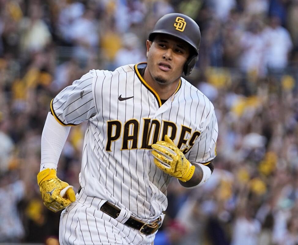 BlazinHotBets's tweet photo. MLB HOME RUN #1 ⚾️💣

Manny Machado HR (+423 DK)

LIKE FOR THE PAIR💕

Manny has been RED HOT and gets another elite opportunity to go yard today.

Matchup: Shane Bieber (RHP)
▪️ 5.06 HR/9 allowed vs RHB over his last 5 starts
▪️ 17% barrel rate allowed
▪️ Has been getting lit up by right-handed hitters
▪️ Heavy fastball / slider / cutter mix

Machado vs this mix:
▪️ 40% barrel rate (last 15 ABs)
▪️ 3 HRs against this pitch mix in his last 15 ABs
▪️ 11 HRs against this pitch mix this season

Overall: Manny gets one of the best matchups on the board today. With Bieber’s recent struggles against right-handed hitters, Machado’s elite numbers against this pitch mix, and the way he’s been swinging the bat lately, it’s an elite opportunity for Manny to stay hot and go yard again today 💣

📊RESEARCH FROM @hofapp💎

USE code BLAZIN for a 7 day free trial and 50% off your first month!