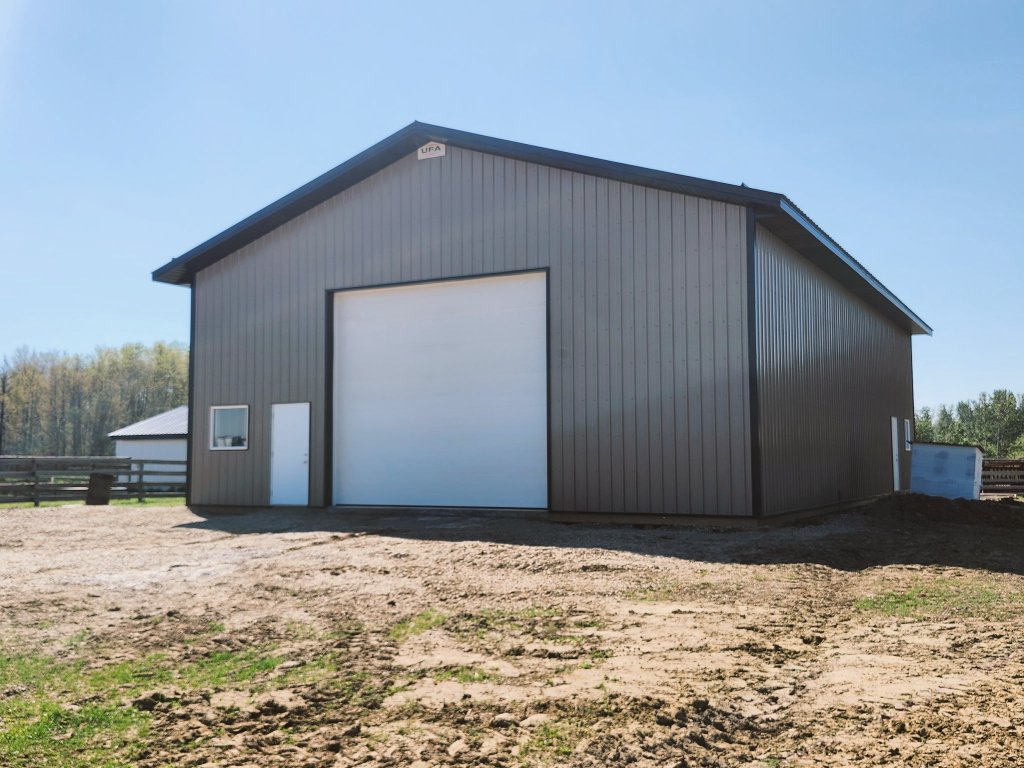 Jsakal's tweet photo. Just finished this beautiful 40x60 farm shop near Stauffer @UFAcooperative We build quality, Legacy buildings to suit your specific farming needs. #BuildwithUFA #QualityFirst #AnotherHappyCustomer https://t.co/XZwssqdDkX