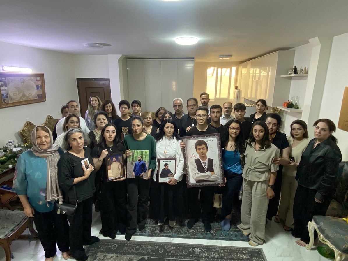 Madeinirans's tweet photo. نه میبخشیم نه فراموش میکنیم 
#سینااشگبوسی https://t.co/9HUaHM3gec