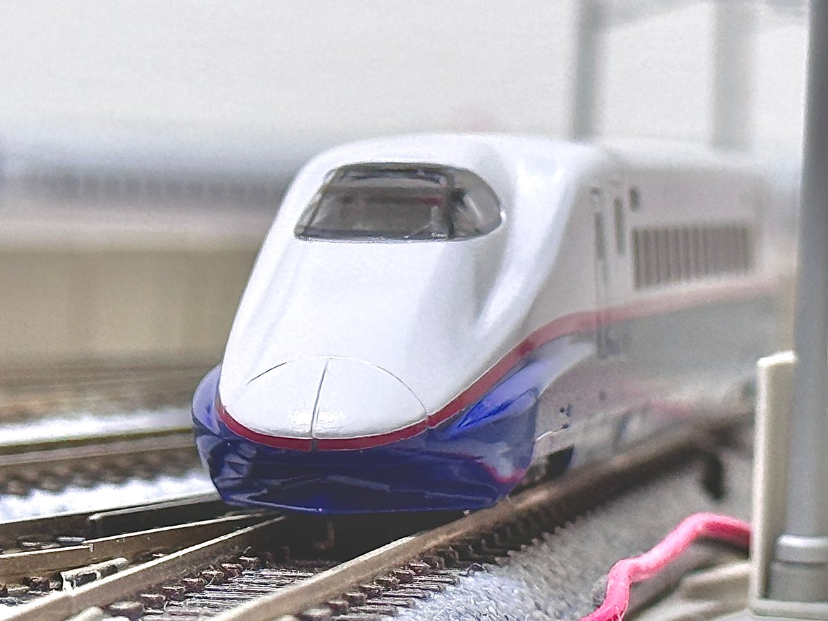 detelony's tweet photo. E224-101も塗装
やっぱ色塗ると成形が微妙でも雰囲気が出るね

E224-101の前頭カバーは敢えてボディとツライチにならないように削り出してみた
E223-1とは微妙に異なる表情を再現 https://t.co/2o0UsLgUAY