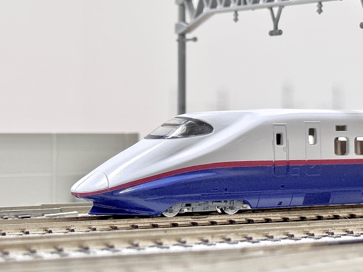 detelony's tweet photo. E224-101も塗装
やっぱ色塗ると成形が微妙でも雰囲気が出るね

E224-101の前頭カバーは敢えてボディとツライチにならないように削り出してみた
E223-1とは微妙に異なる表情を再現 https://t.co/2o0UsLgUAY