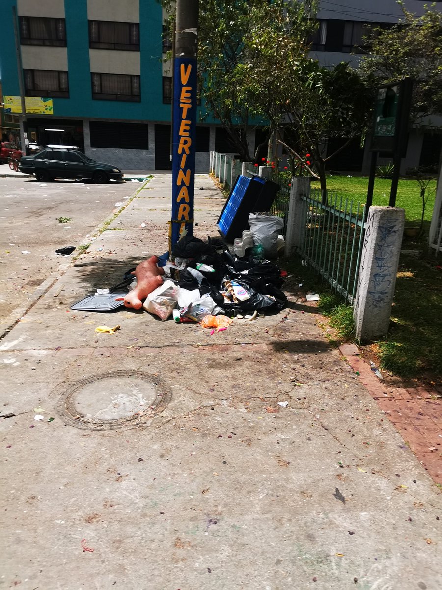 Juliamzam's tweet photo. @Uaesp @AguasBogota @Alcaldiakennedy @PoliciaColombia @Bogota @PasaenBogota Nuevamente Denuncia punto críticobasuras barrio Carimagua carrera 72 j calle 38 d sur Bogotá. Se requiere presencia de @uaesp para sensibilización y seguimiento Recolección martes, jueves y sábado 7pm
@Alcaldiakennedy @PoliciaColombia @Bogota @PasaenBogota #kennedy #BOGOTÁ https://t.co/8PMsQEr7TJ