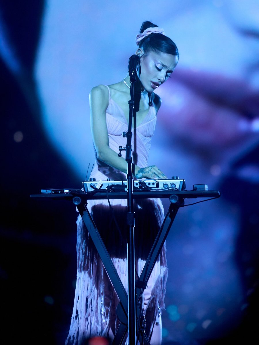 StateFarmArena's tweet photo. Thank you Ariana Grande for three magical sold out shows … ꕤ ｡˚

📸: Julian Dekdouk + Katia Temkin https://t.co/YkdYCsJY7h