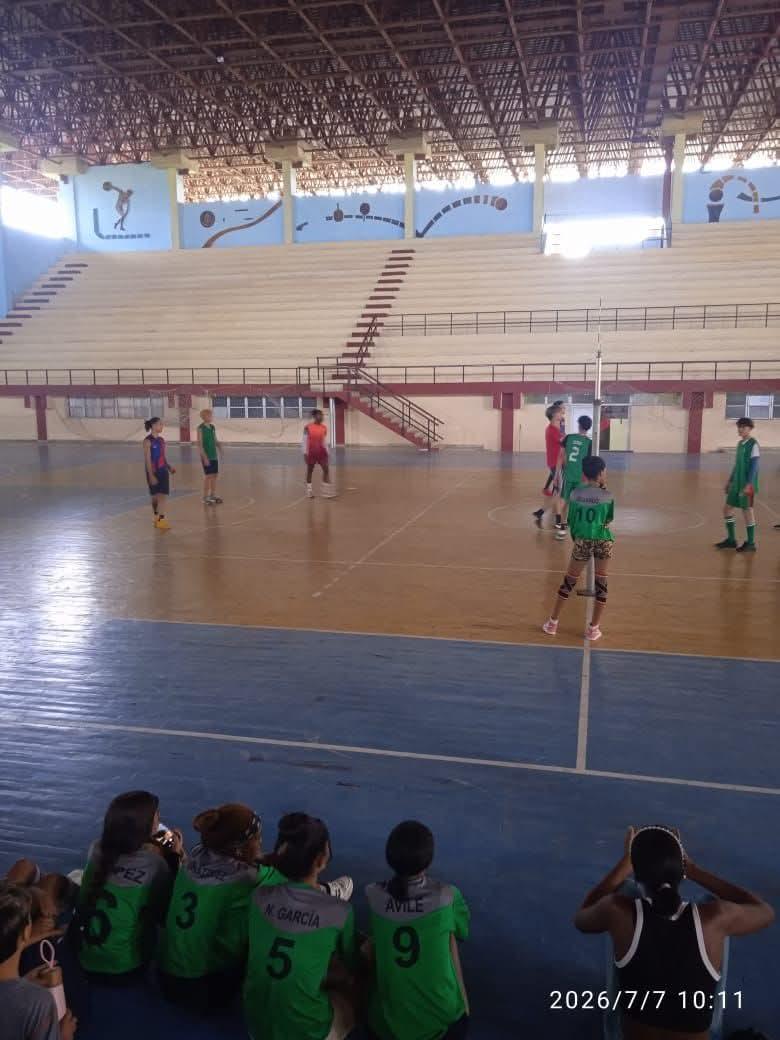 yeil70375's tweet photo. La #EideTunera en Festival Deportivo Escolar 2026.
No se trato solo de ganar, sino de la ACTITUD con la que nuestros equipos saltaron a la cancha. Cada punto disputado fue una leccion de vida: resiliencia, respeto y compañerismo
#EideTunera
#DeporteLasTunas
#InderCuba
#Voleibol https://t.co/O2qvcf2pH5