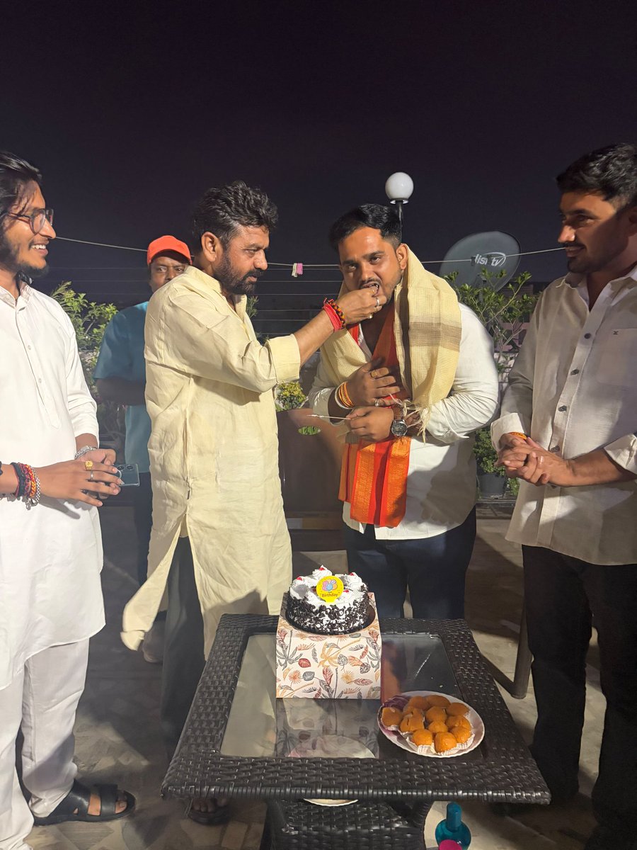 dayalugurubjp's tweet photo. आज वाराणसी स्थित आवास पर चंद्र भूषण पांडे जी के जन्मदिवस के अवसर पर केक काटकर उन्हें हार्दिक शुभकामनाएँ एवं बधाई दी। https://t.co/UjP8IU5iII