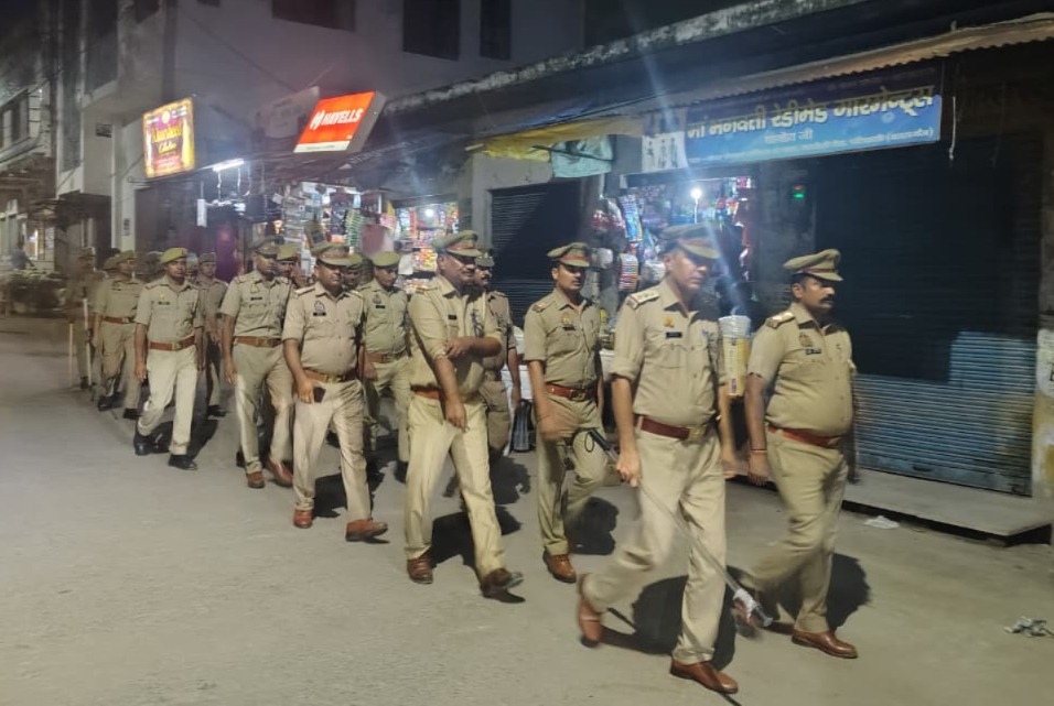 rangealigarh's tweet photo. #DIGRangeAligarh के निर्देशन में परिक्षेत्रीय जनपदों के पुलिस बल द्वारा अपराध नियंत्रण, कानून एवं सुरक्षा व्यवस्था के दृष्टिगत भीडभाड़ वाले बाजारों, मुख्य मार्गों/चौराहों एवं संवेदनशील स्थानों पर पैदल गश्त किया गया।   #FootPatrolling #UPPolic https://t.co/7pSafvol0G