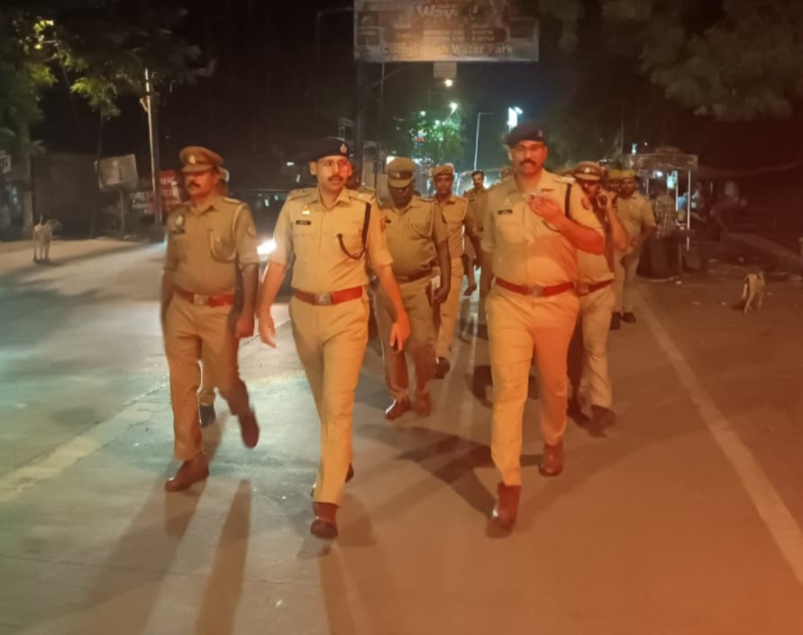 rangealigarh's tweet photo. #DIGRangeAligarh के निर्देशन में परिक्षेत्रीय जनपदों के पुलिस बल द्वारा अपराध नियंत्रण, कानून एवं सुरक्षा व्यवस्था के दृष्टिगत भीडभाड़ वाले बाजारों, मुख्य मार्गों/चौराहों एवं संवेदनशील स्थानों पर पैदल गश्त किया गया।   #FootPatrolling #UPPolic https://t.co/7pSafvol0G