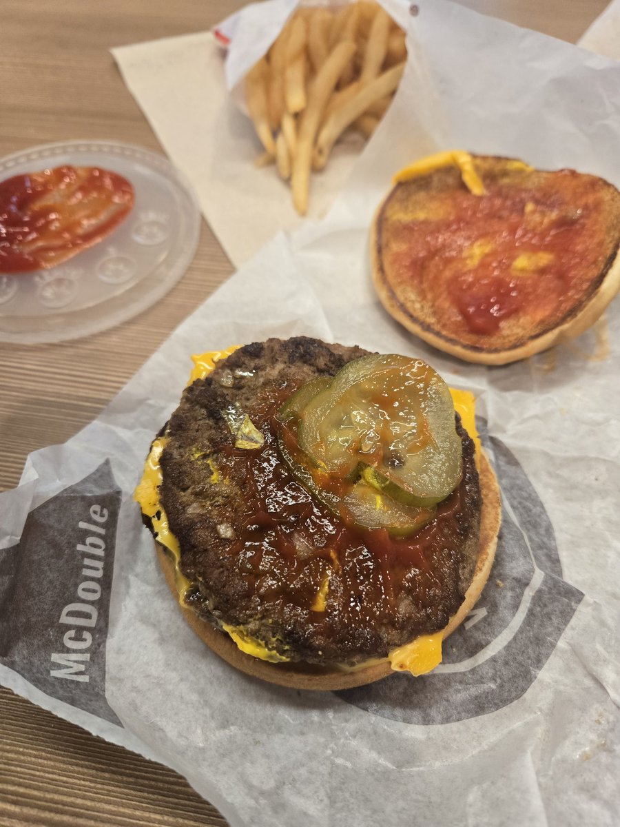 jjk126's tweet photo. @McDonalds Why are the pickles always stacked? https://t.co/ZZNqo0ibez