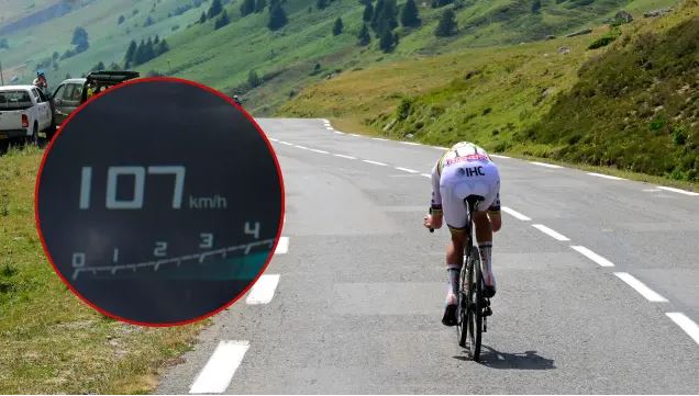 jescrihuela's tweet photo. 🚵‍♂️Pánico en el descenso del Tourmalet

Da lo mismo si se encuentran bien o van tocados, si aún les quedan fuerzas o van agotados, si la carretera está seca o llueve.  

Qué más da, si cuando acaban de coronar el puerto se inicia el descenso y saben que no pueden relajarse. 
⬇️