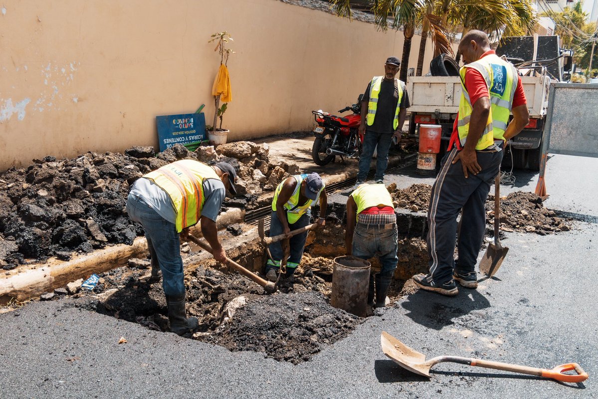 AlcaldiaDN's tweet photo. 🚧 Con visión, orden y firmeza, continuamos los trabajos en Manresa, Los Prados y Los Próceres con la construcción de nuevos imbornales, fortaleciendo el sistema de drenaje pluvial. 💧

Estos trabajos buscan mejorar el flujo de las aguas y reducir riesgos de inundaciones. https://t.co/YyPz3Gr5jq