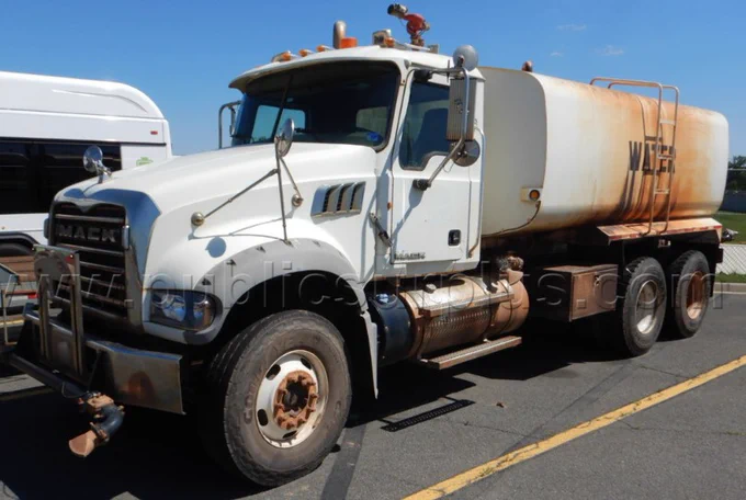 Mack water flush truck 