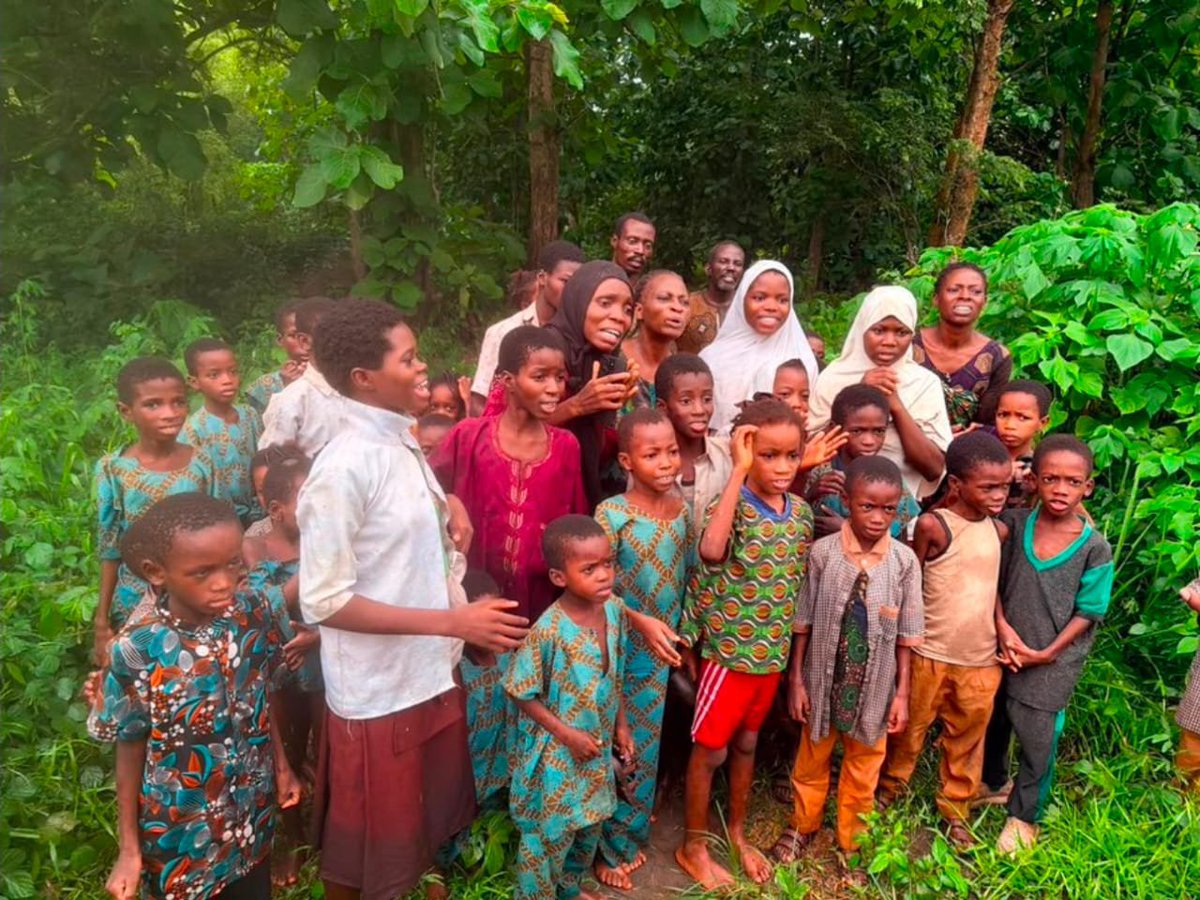 PrimeReportersn's tweet photo. BREAKING: Victims of Orire Kidnap Regain Freedom After Weeks in Captivity

The pupils and teacher abducted in Orire Local Government Area of Oyo State have regained their freedom after being taken captive by unknown gunmen.

The development was confirmed on Friday by the Special Adviser to the President on Information and Strategy, Bayo Onanuga, who announced that the victims had been rescued by security agencies.

The release of the pupils and teacher has brought relief to their families, residents of the community and other stakeholders who had expressed concern over their safety since the incident occurred.