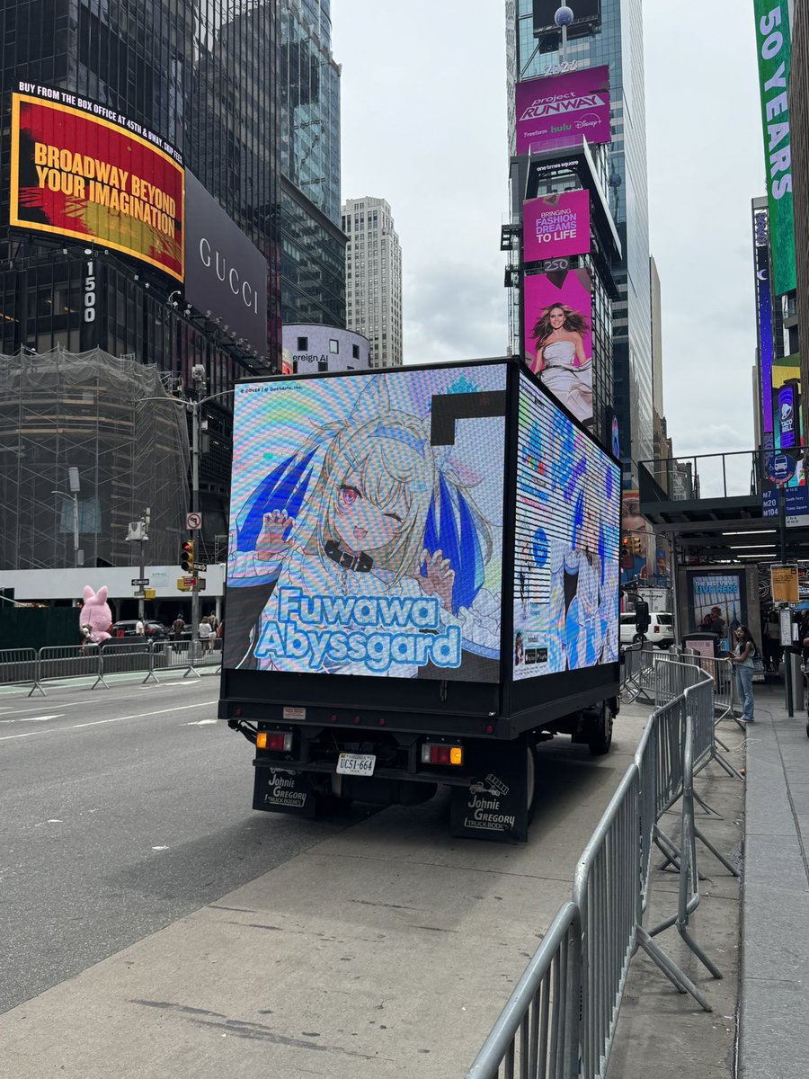 tony_chops's tweet photo. FUWATRUCK FOUND IN TIMES SQUARE!! #FUWAMOCO #holodori https://t.co/Rozu7GpAjK