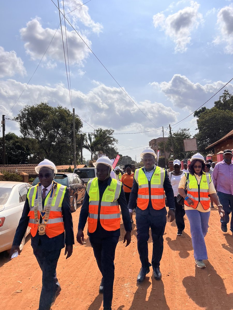 TravorMicho's tweet photo. Today, I joined joined my club @RotaractRubaga in installing security lights in Kitunzi  as part of our 10 Days double Impact project. Every light installed is a step toward a safer community and a reminder that service creates lasting change. @DGDanielDdam @rotaryd9214 @Rotary https://t.co/7eb3g6Sbxs