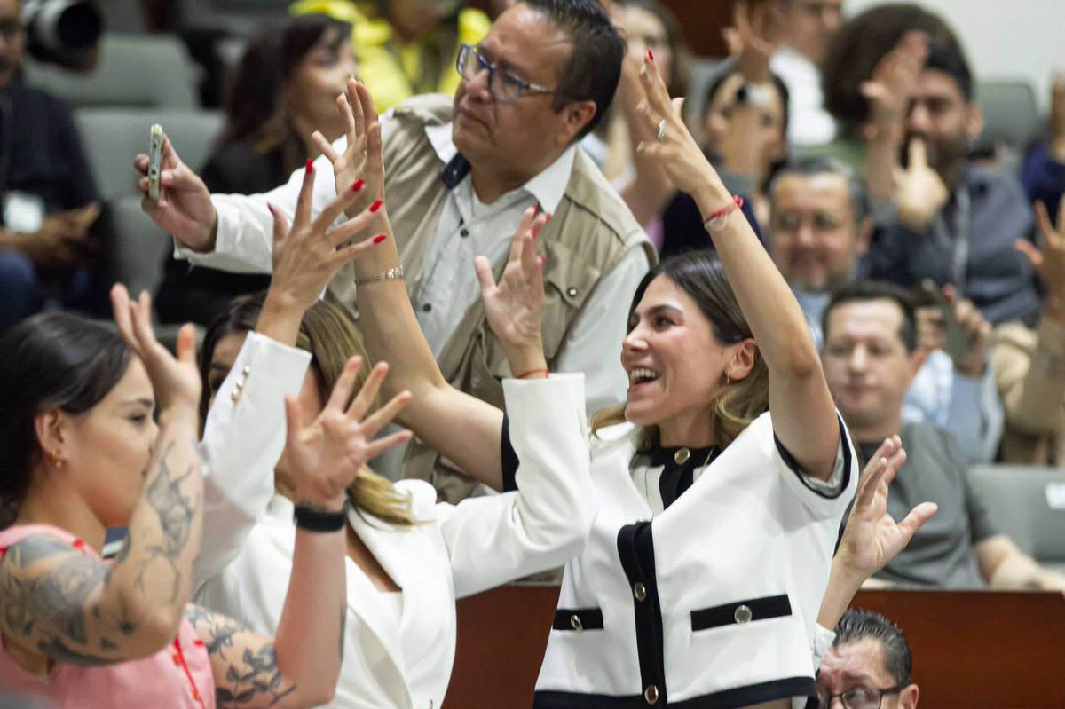 MovCiudadanoJal's tweet photo. La inclusión también se construye con acciones. 🌈💙

Celebramos la aprobación de Jalisco de Colores, una ley impulsada por nuestras diputadas @GabyCardenas y @MonicaMgn, junto con @MayeVillaLemus, presidenta del DIF Jalisco, colectivos y familiares. https://t.co/mOCNZvj49M