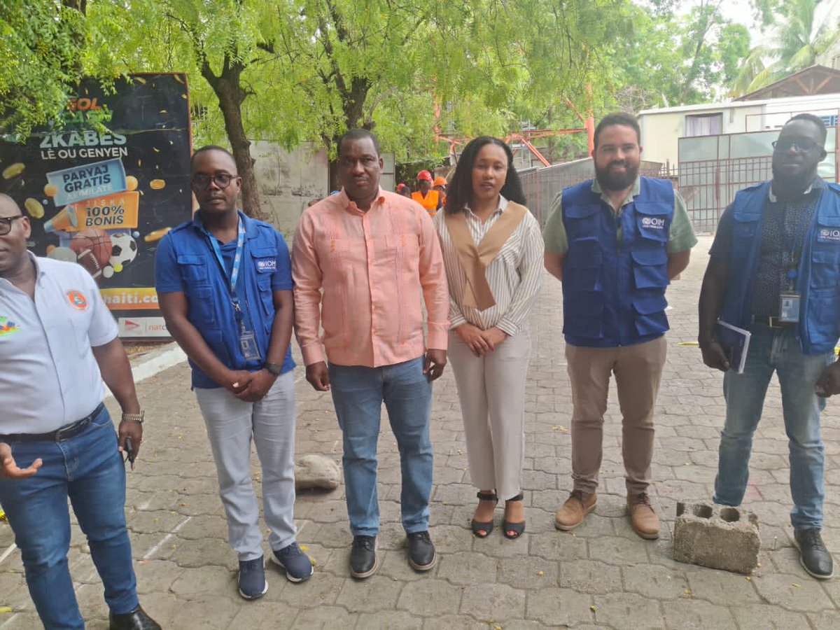 BasenVerite's tweet photo. La #Mairie de #Port-au-Prince a procédé, ce vendredi 10 juillet 2026, au lancement des #travaux de construction d'un #dortoir destiné aux #sapeurs-pompiers à #Bois-Verna. La #cérémonie s'est déroulée en présence du #Maire #Yves #Andrel #Salomon. Financé par l'Organisation Internationale pour les Migrations (#OIM), le #projet prévoit, dans une première phase, la construction du #dortoir. Une deuxième phase sera consacrée au #réaménagement du #bâtiment longeant la caserne des sapeurs-pompiers à #Bois-Verna. Selon la #Mairie, elle vise à améliorer les #infrastructures mises à la disposition des #services de #secours.
#Basen_Verite