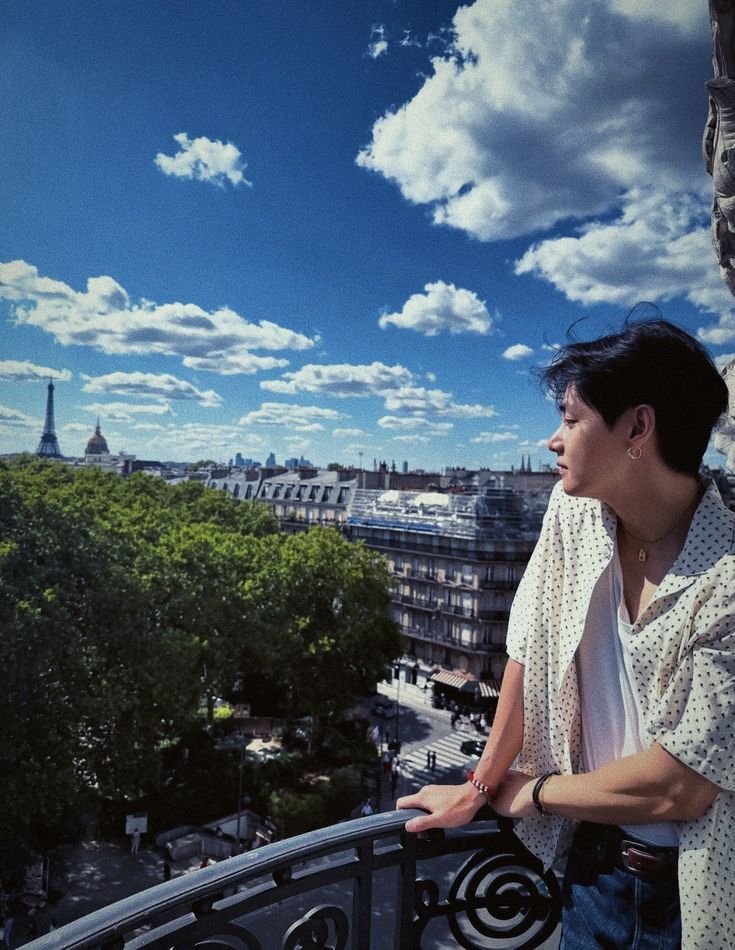 _prodbyagustd's tweet photo. Remember when Taehyung randomly went live on weverse just to show us the sky? I don't think he realizes he left me with a habit.  Cause, Every time I look up and the clouds are beautiful, my first thought is always him. https://t.co/lgRNcfMVf1