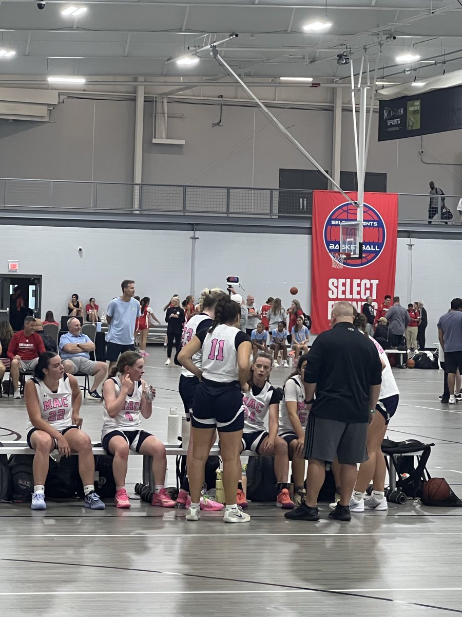 J_Frank15's tweet photo. @MacBasketballUA Esterak 2027 goes 2-0 this morning @SELECT_40 @NookBasketball . Two really competitive games, this tournament is unbelievable. https://t.co/tNw4vVy9WC