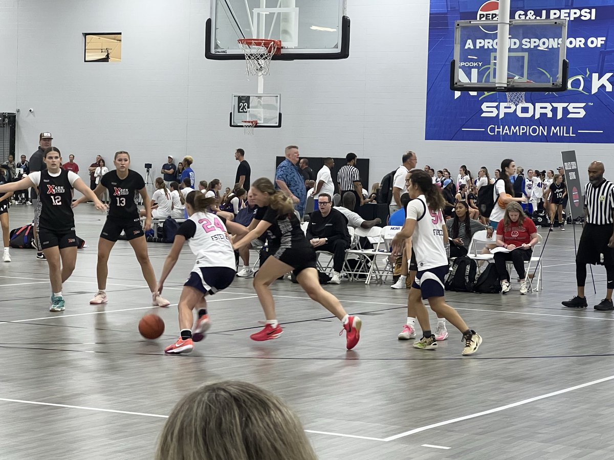J_Frank15's tweet photo. @MacBasketballUA Esterak 2027 goes 2-0 this morning @SELECT_40 @NookBasketball . Two really competitive games, this tournament is unbelievable. https://t.co/tNw4vVy9WC