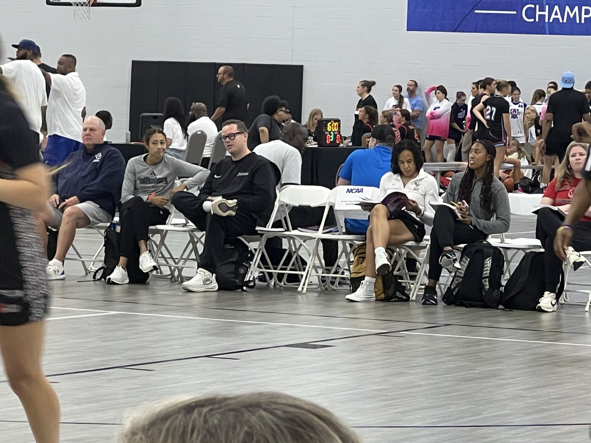 J_Frank15's tweet photo. @MacBasketballUA Esterak 2027 goes 2-0 this morning @SELECT_40 @NookBasketball . Two really competitive games, this tournament is unbelievable. https://t.co/tNw4vVy9WC