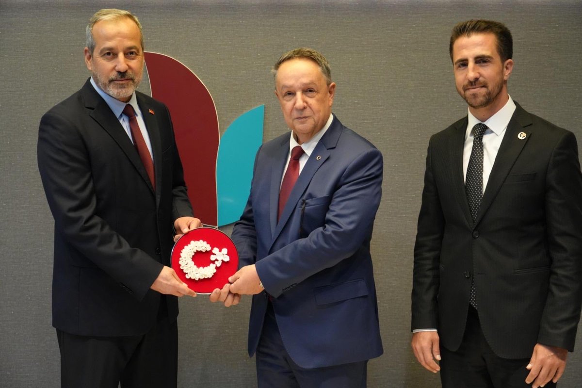 AlfatlEkrem's tweet photo. Yalova Üniversitesinde başarılı çalışmalara imza atan Rektör Yardımcısı Sayın Prof. Dr. Cahit Külekçi’yi , Yalova İl Başkanımız ile birlikte makamında ziyaret ettik.

Üniversitelerimizin gelişimi, gençlerimizin geleceği ve çeşitli konular üzerine samimi bir sohbet gerçekleştirdiğimiz nazik kabulleri dolayısıyla Sayın Hocamıza teşekkür ediyor; çalışmalarında üstün başarılar diliyorum.