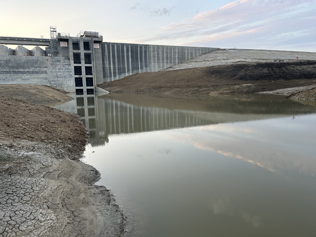 LakeRalphHall1's tweet photo. #LakeRalphHall, Texas' newest reservoir, is beginning to hold water! The Leon Hurse Dam &amp; spillway are nearing completion, allowing the outlet works to be closed &amp; the lake to start filling.  How long will it take for the lake to fill? It depends on rainfall but could be 3-5 yrs. https://t.co/k17WSLEohd