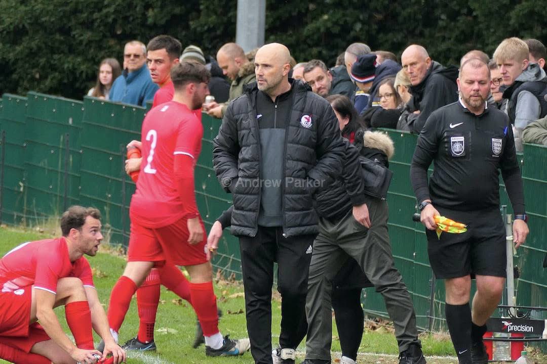 LeightonTownFC's tweet photo. 𝐖𝐄𝐋𝐂𝐎𝐌𝐄 𝐁𝐀𝐂𝐊 𝐏𝐀𝐔𝐋 𝐁𝐎𝐍𝐇𝐀𝐌 🤝

Leighton Town are delighted to announce that former first-team manager, Paul Bonham, has returned to the club, joining Reedy’s coaching staff for the upcoming campaign. 

Paul returns to Bell Close having taken charge between 2021-2022, before having to step down due to personal circumstances. 

We are thrilled to have him back and know how much he’ll add to our excellent management group ❤️

#YourTownYourTeam